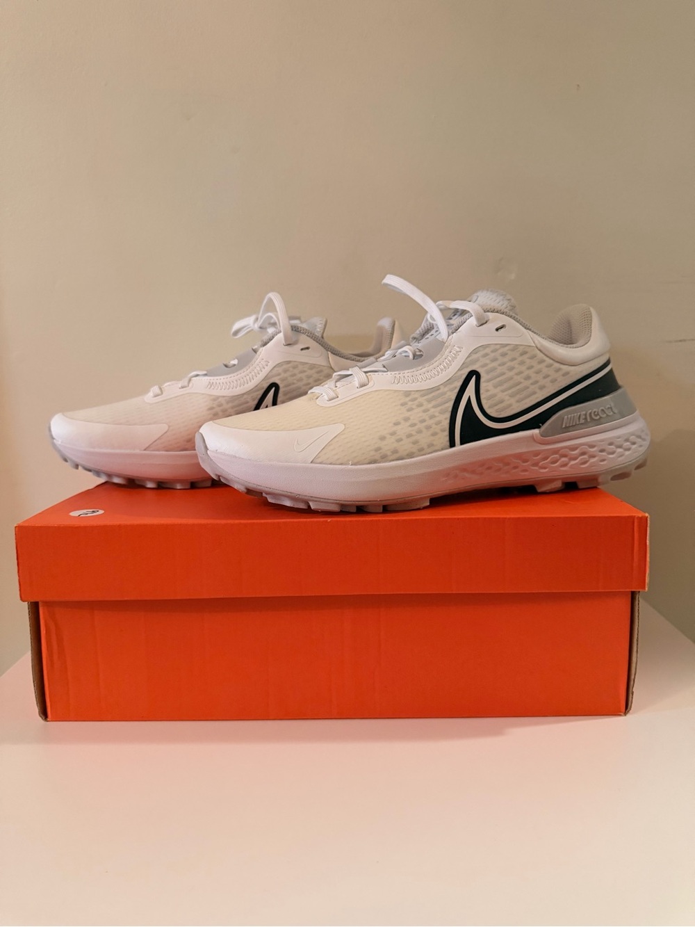 Nike Mens White and Black Golf shoes Brand New